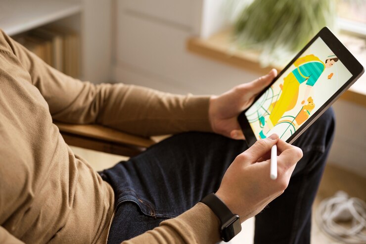 無料Photo タブレット端末で作業する成人男性イラストレーター