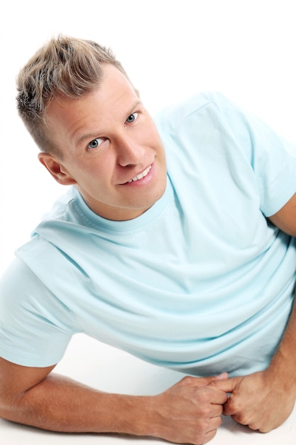 Free photo adult man with a shirt posing in studio