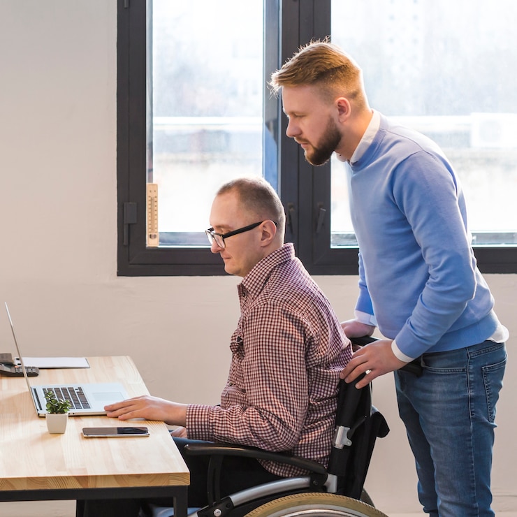 Free Photo adult men working together at the office