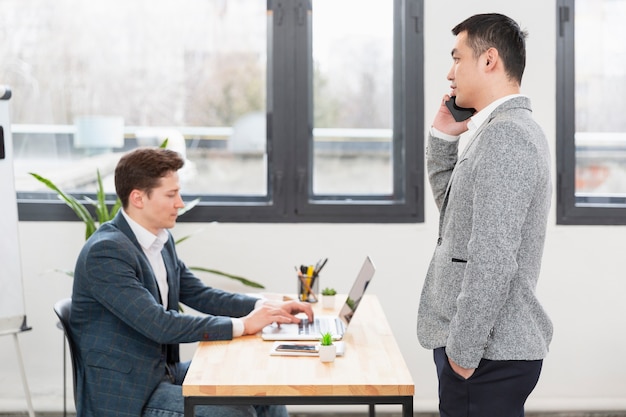 Foto gratuita professionisti adulti che lavorano insieme sul progetto