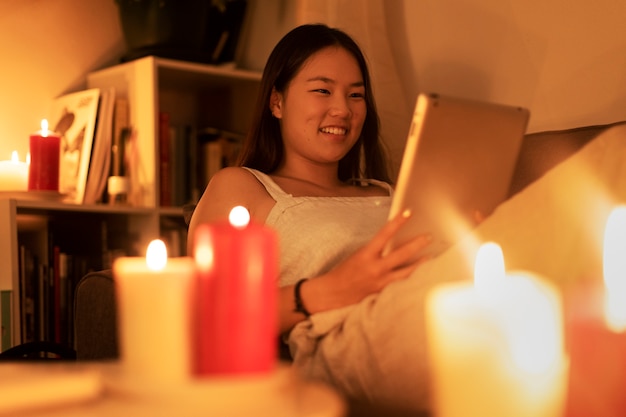 Foto gratuita libro di lettura per adulti a casa