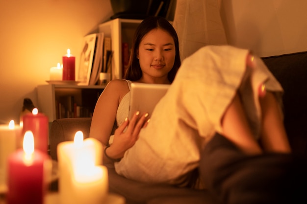 Foto gratuita libro di lettura per adulti a casa