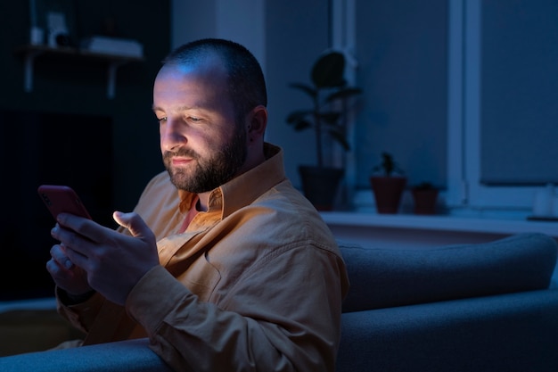 Foto gratuita adulto che soffre di dipendenza dai social media