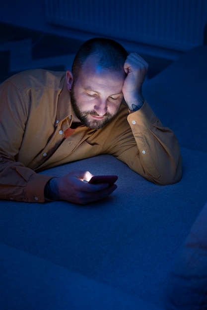 Foto gratuita adulto che soffre di dipendenza dai social media