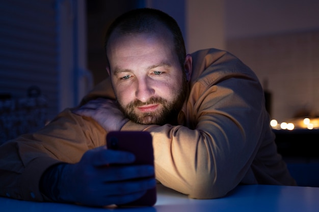 Foto gratuita adulto che soffre di dipendenza dai social media