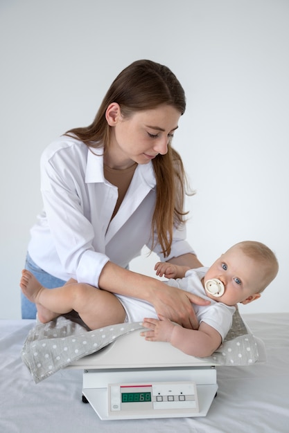 Foto gratuita adulto che si prende cura del peso del bambino