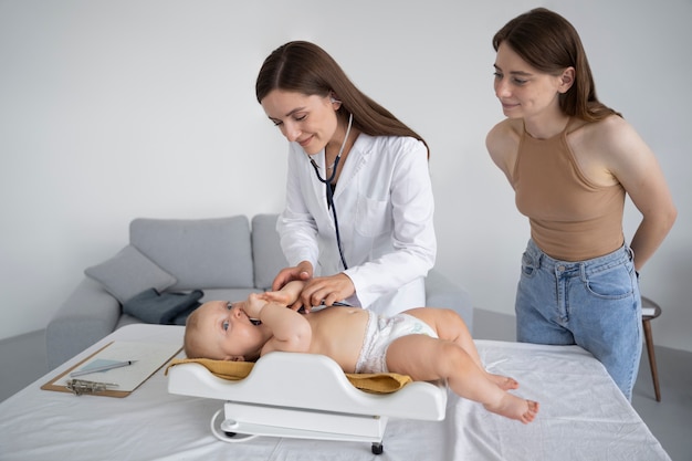 Foto gratuita adulto che si prende cura del peso del bambino