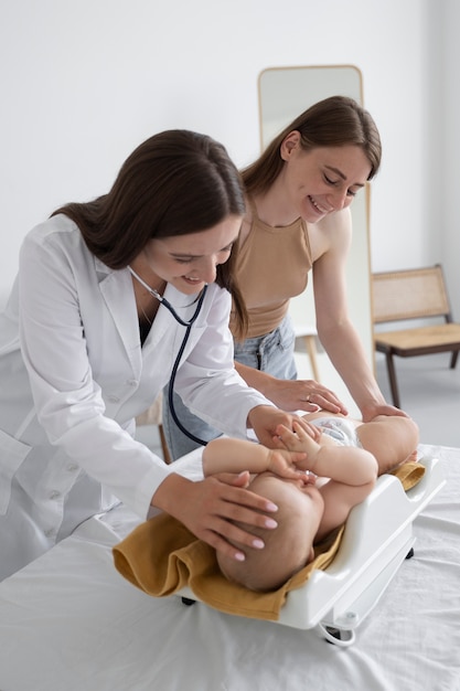 Foto gratuita adulto che si prende cura del peso del bambino