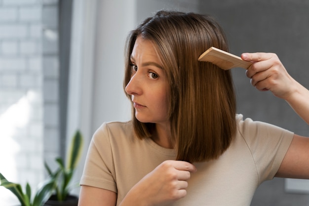 Foto gratuita adulto che si prende cura dei propri capelli