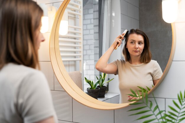 Foto gratuita adulto che si prende cura dei propri capelli