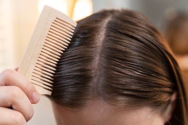 Foto gratuita adulto che si prende cura dei propri capelli