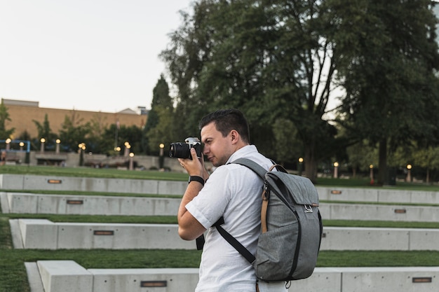 Foto gratuita viaggiatore adulto che scatta foto in vacanza