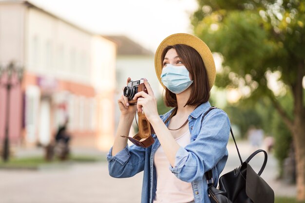 大人の旅行者が屋外で写真を撮る