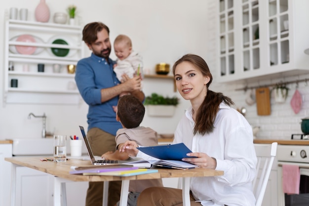 Foto gratuita corso per adulti per raggiungere il lavoro e la vita personale