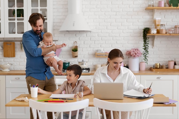 Foto gratuita corso per adulti per raggiungere il lavoro e la vita personale