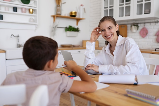 Foto gratuita corso per adulti per raggiungere il lavoro e la vita personale