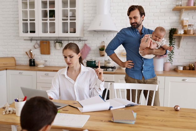 Foto gratuita corso per adulti per raggiungere il lavoro e la vita personale