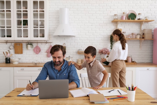 Foto gratuita corso per adulti per raggiungere il lavoro e la vita personale