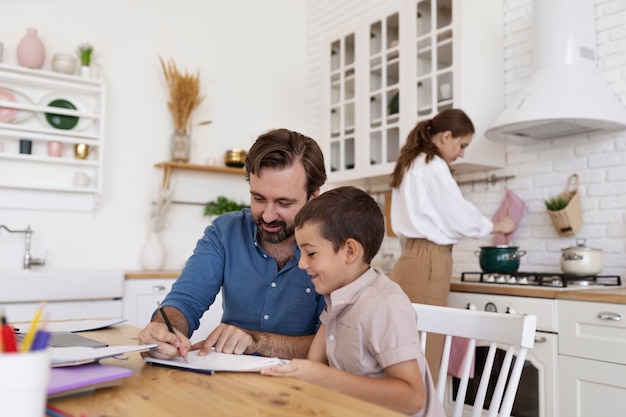 Foto gratuita corso per adulti per raggiungere il lavoro e la vita personale