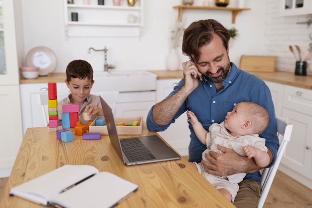 Foto gratuita corso per adulti per raggiungere il lavoro e la vita personale