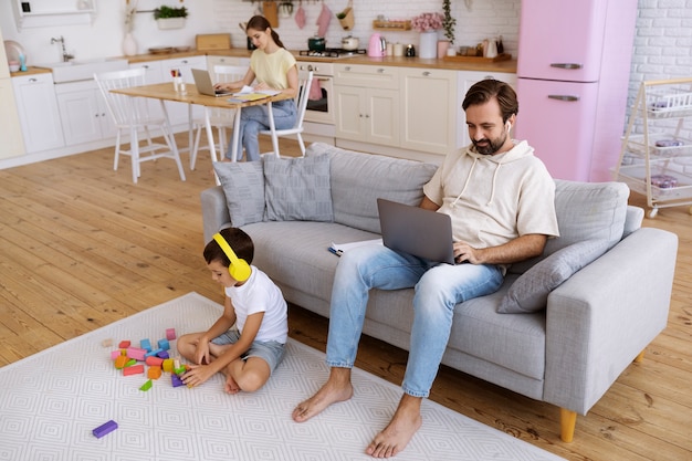 Foto gratuita corso per adulti per raggiungere il lavoro e la vita personale