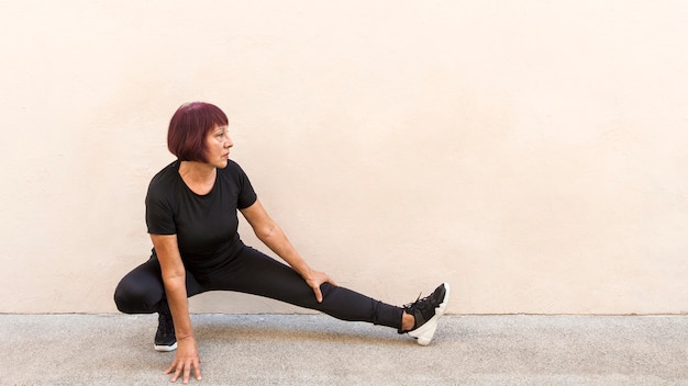 Free photo adult woman doing lateral lunges