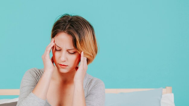 Foto gratuita testa della holding della donna adulta