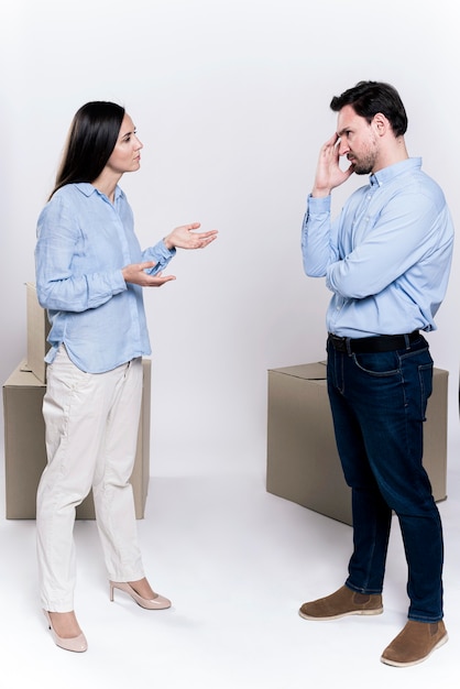 Foto gratuita discussione del maschio e della donna adulta