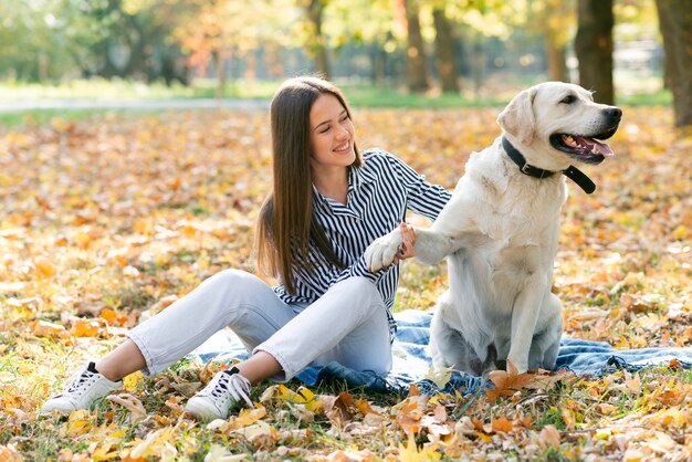 公園で彼女の犬と遊ぶ大人の女性