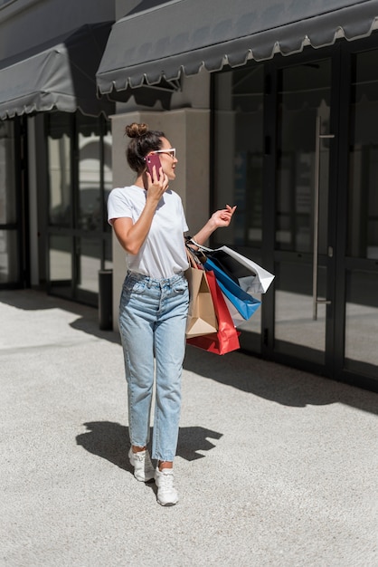 Free photo adult woman posing with shopping bags