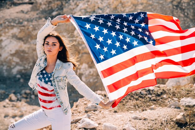アメリカの国旗と手を上げる大人の女性