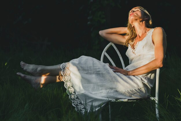 Foto gratuita donna adulta che riposa sulla sedia