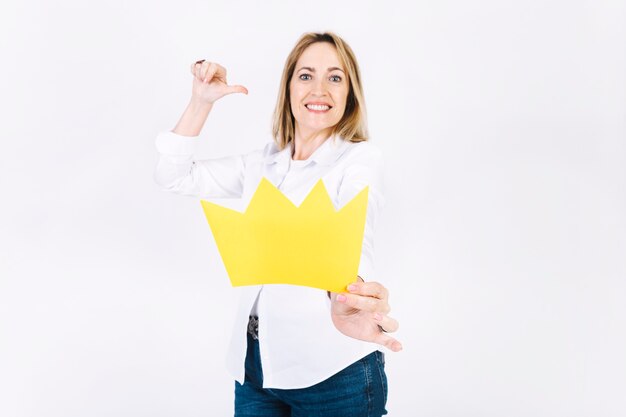 Взрослая женщина, показывая бумажную корону