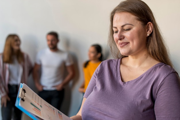 Foto gratuita sorridere della donna adulta