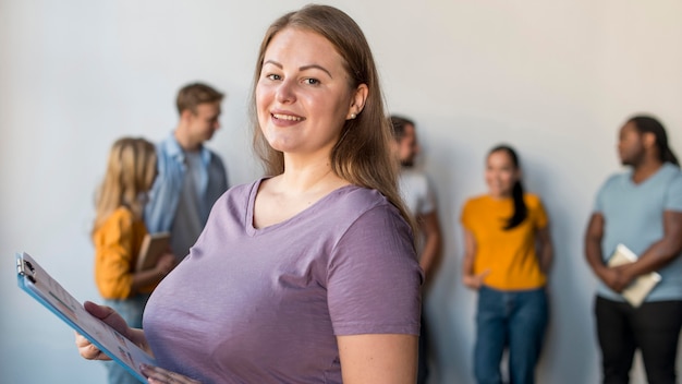 Foto gratuita sorridere della donna adulta