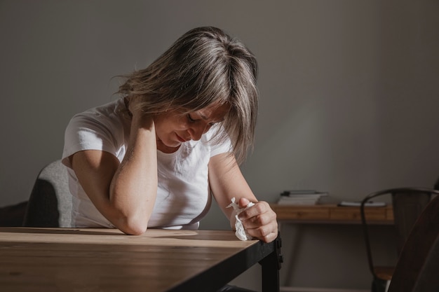 自宅でストレスを感じる大人の女性