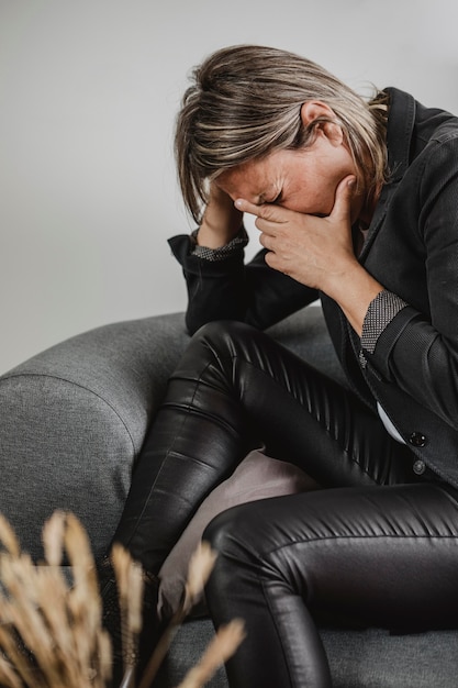 Foto gratuita donna adulta con problemi di salute mentale