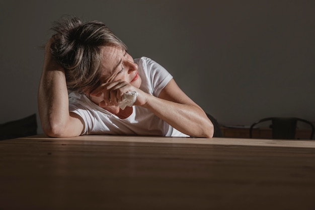 Foto gratuita donna adulta con problemi di salute mentale