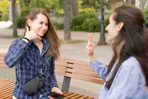 Foto gratuita donne adulte che comunicano attraverso il linguaggio dei segni