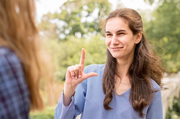 手話でコミュニケーションする大人の女性