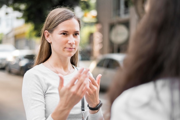 Foto gratuita donne adulte che comunicano attraverso il linguaggio dei segni