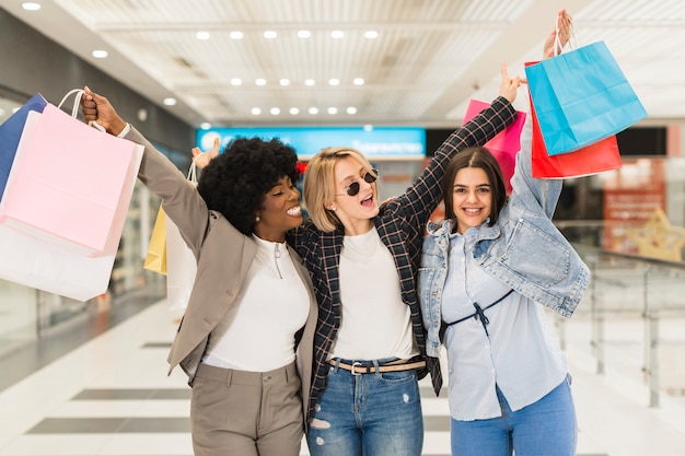 大人の女性が一緒に幸せな買い物