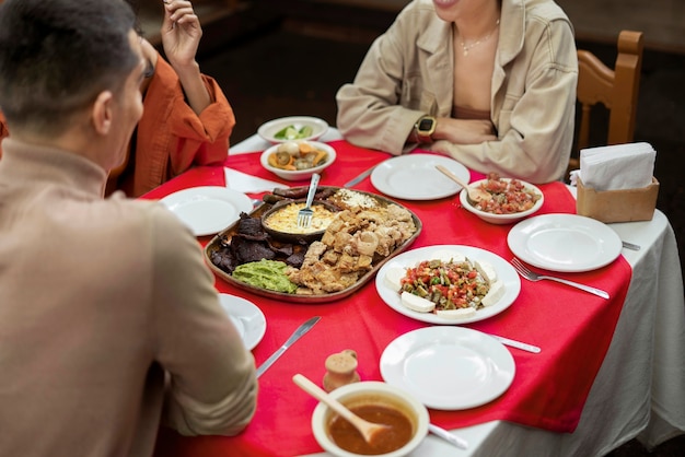 멕시코 음식을 즐기는 어른들