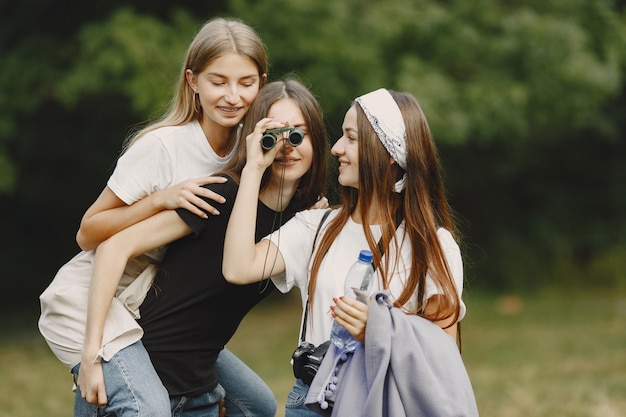 冒険、旅行、観光、ハイキング、人々のコンセプト。森の中の3人の女の子。