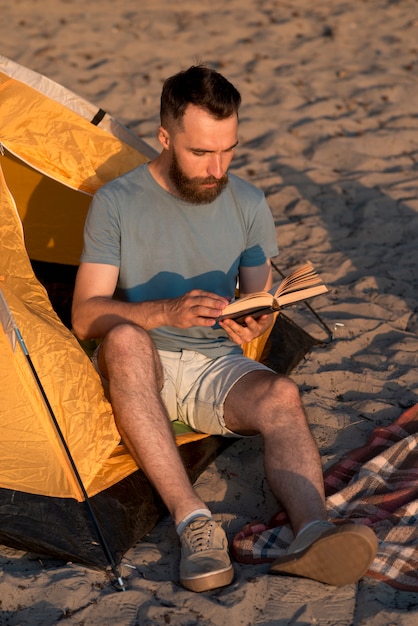 Бесплатное фото Авантюрист сидит и читает книгу