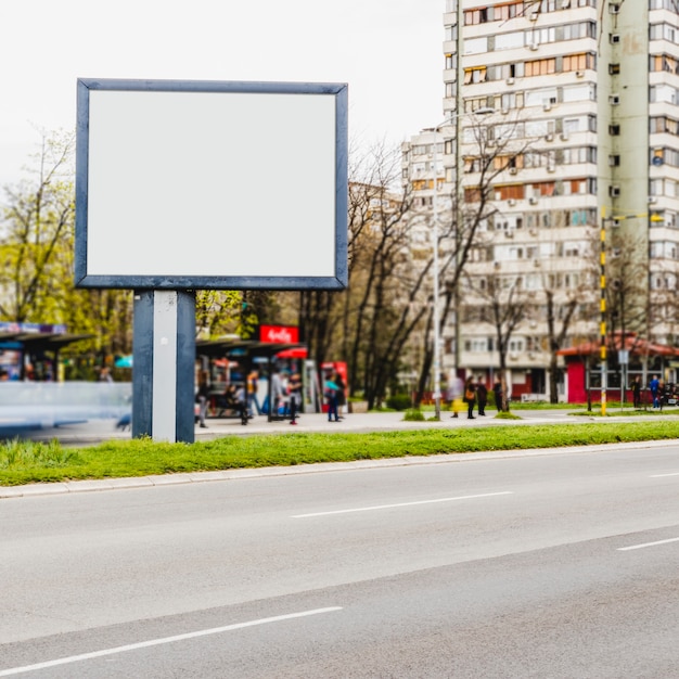 Рекламный щит на дороге в городе