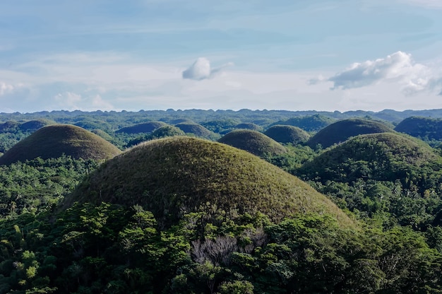 Бесплатное фото Воздушный красивый пейзаж шоколадных холмов в себу, филиппины, под голубым небом