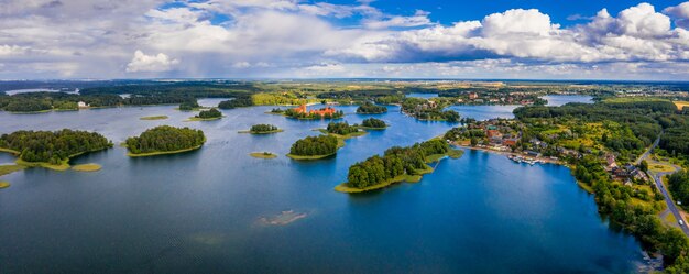 Красивый вид с воздуха на исторический Тракайский островной замок на озере Гальве в Литве