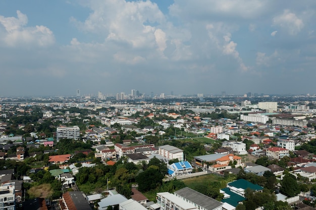 タイ、ノンタブリーの飛行ドローンからの空中市街地ビュー、上面図の風景