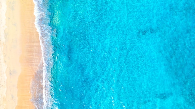 아름다운 낙원 몰디브 열대 해변의 공중 무인 항공기 이미지. 아름다운 청록색 물과 바다 파도가 있는 바다 해변. 여름 휴가 개념입니다.